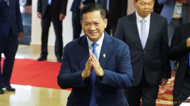 Ông Hun Manet chắp tay chào trong phiên họp Quốc hội ngày 22/8. (Ảnh: Reuters)