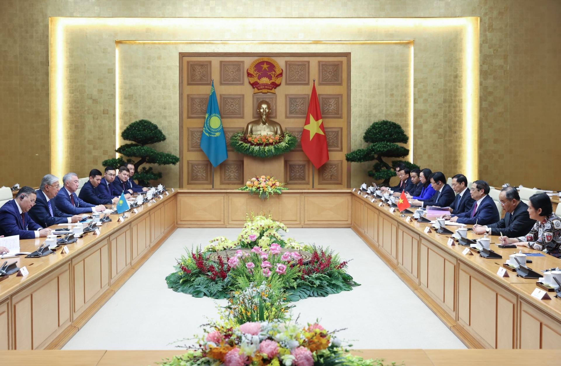 Thủ tướng Phạm Minh Chính đề nghị Kazakhstan tiếp tục tạo thuận lợi cho các mặt hàng thế mạnh của Việt Nam như nông sản, thủy sản, hàng dệt may, đồ gỗ tiếp cận thị trường Kazakhstan 