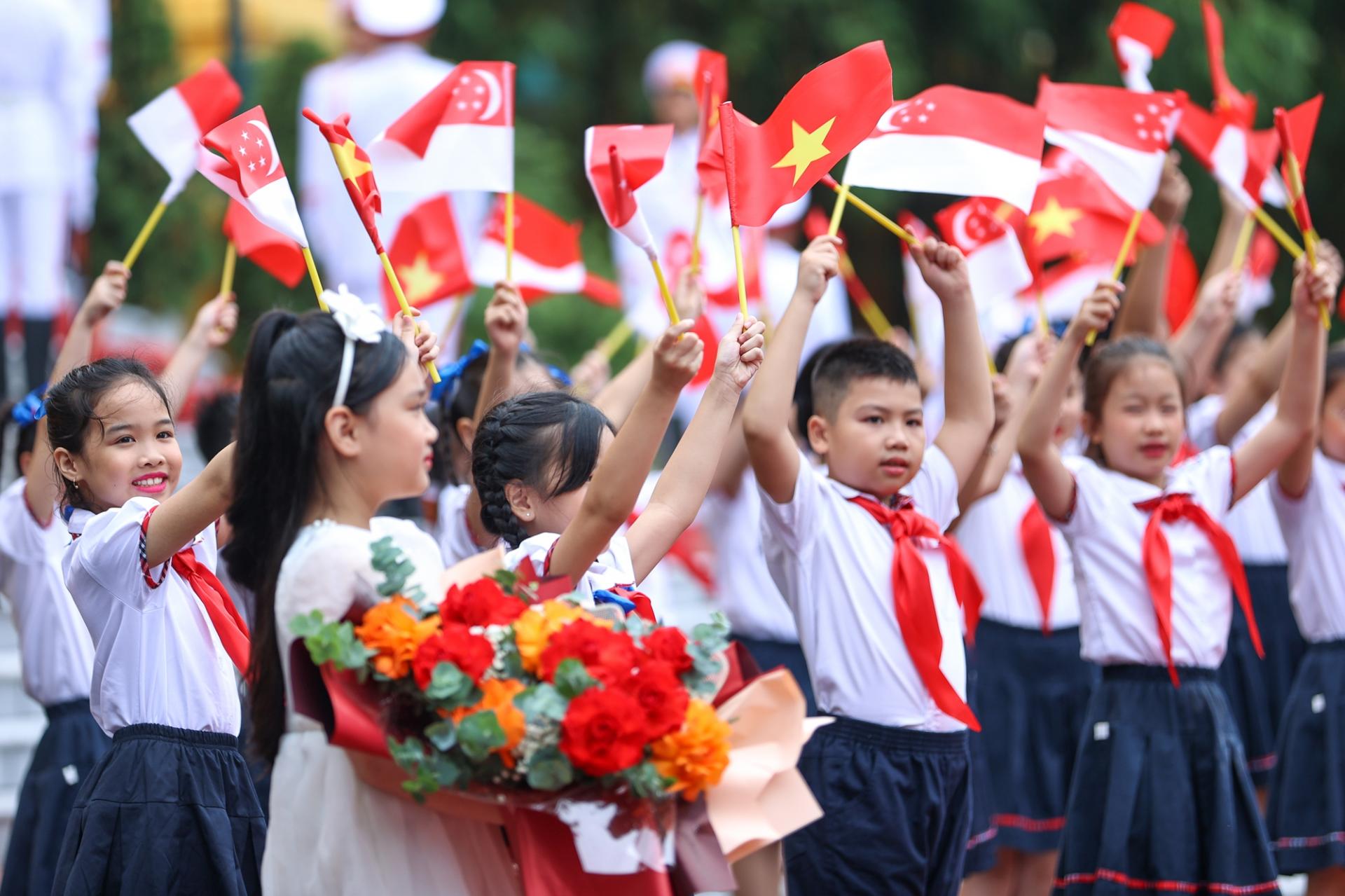 Thiếu nhi Thủ đô vẫy cờ chào đón Thủ tướng Singapore Lý Hiển Long