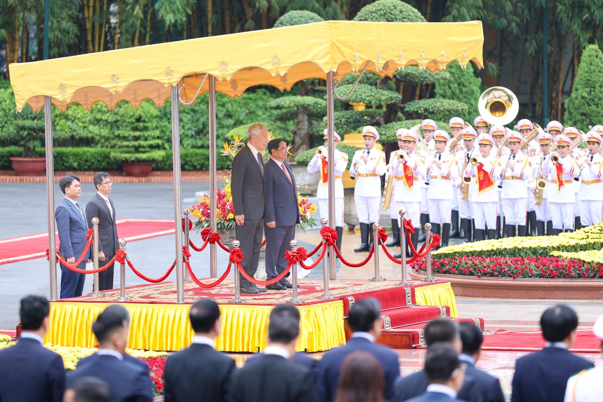 Thủ tướng Phạm Minh Chính chủ trì lễ đón trọng thể Thủ tướng Singapore Lý Hiển Long