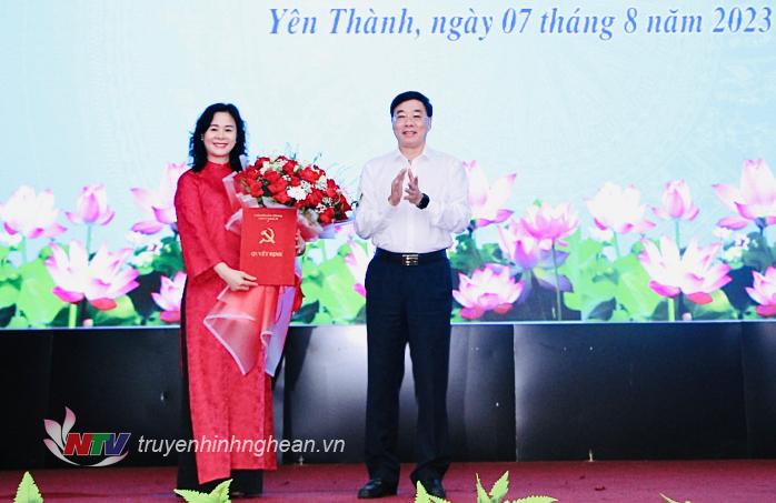Phó Bí thư Thường trực Tỉnh uỷ Nguyễn Văn Thông trao quyết định và tăng hoa chúc mừnd tân Bí thư Huyện uỷ Yên Thành.