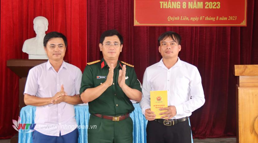 Đại tá Phan Đại Nghĩa, Ủy viên Ban Thường vụ Tỉnh ủy, Chỉ huy trưởng Bộ chỉ huy Quân sự tỉnh tặng quà động viên cán bộ đảng viên xóm Liên Hải