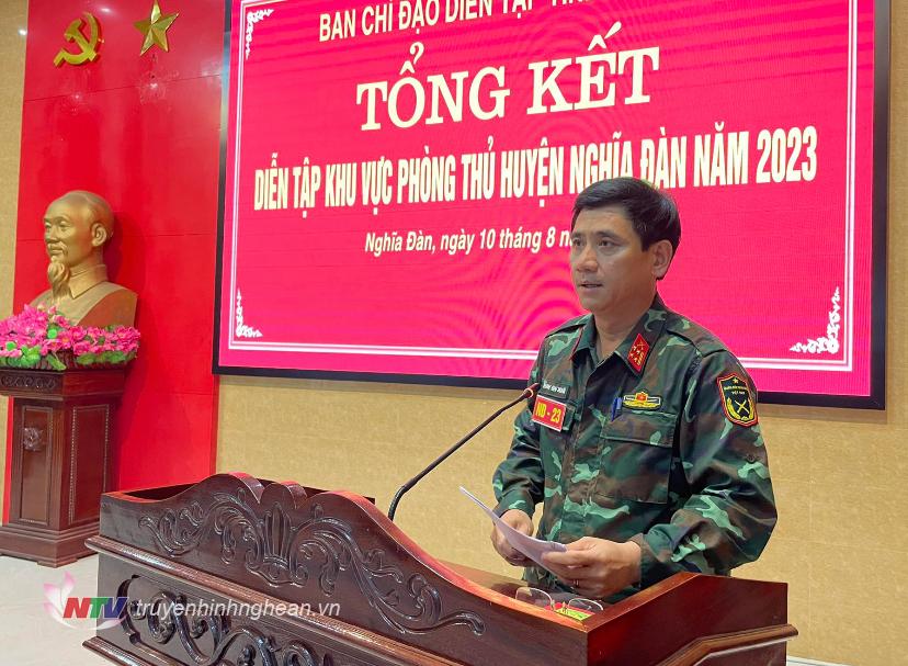 Đại tá Phan Đại Nghĩa - Uỷ viên BTV Tỉnh uỷ, Chỉ huy trưởng Bôk CHQS tỉnh, Phó Ban chỉ đạo diễn tập KVPT tỉnh phát biểu tại hội nghị tổng kết.