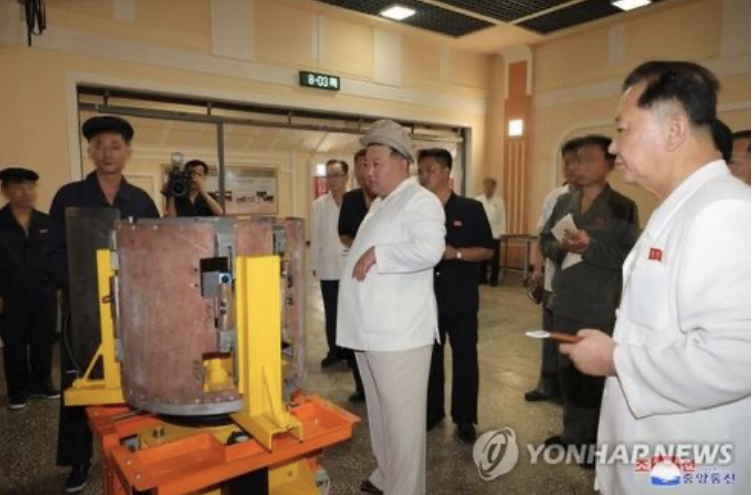 Lãnh đạo Triều Tiên Kim Jong-un thực địa tại một nhà máy sản xuất vũ khí. (Ảnh: Yonhap)