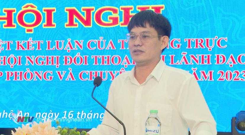 Đồng chí Chu Bá Long - Phó Bí thư Đảng ủy Khối CCQ tỉnh phát biểu tại hội nghị.