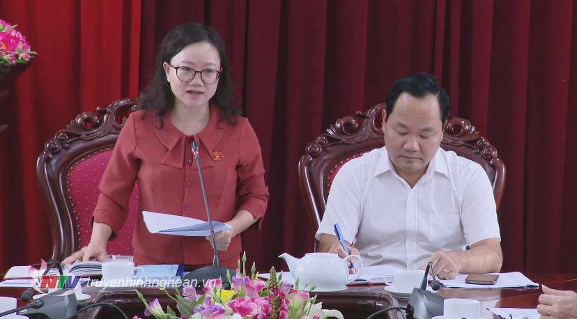 Đồng chí Thái Thị An Chung - Uỷ viên Ban Chấp hành Đảng bộ tỉnh, Phó trưởng đoàn chuyên trách Đoàn đại biểu Quốc hội tỉnh Nghệ An tiếp thu các kiến nghị, phản ánh của các sở. 