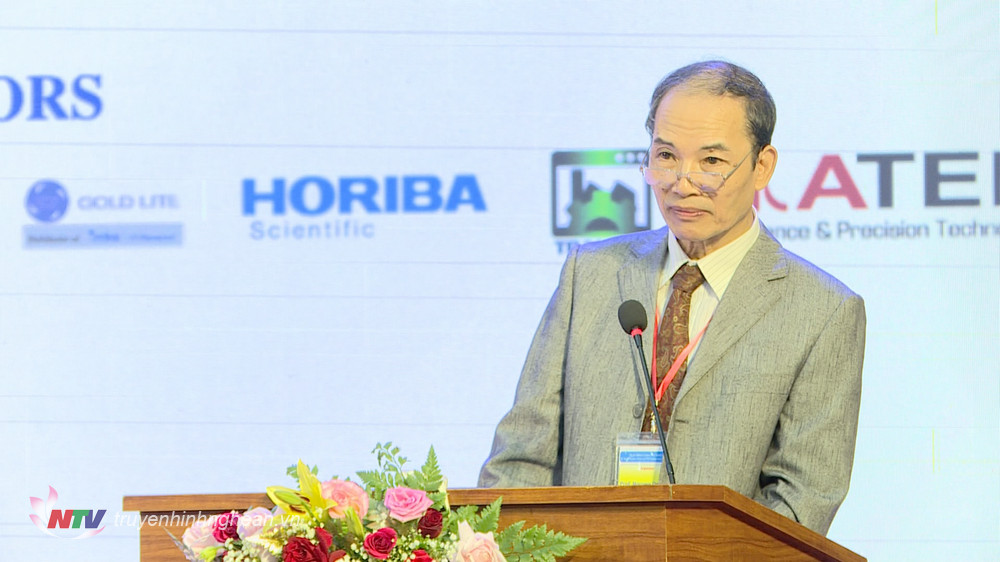 Giáo sư Nguyễn Đại Hưng - Chủ tịch Hội Vật lý Việt Nam phát biểu khai mạc Hội nghị. 