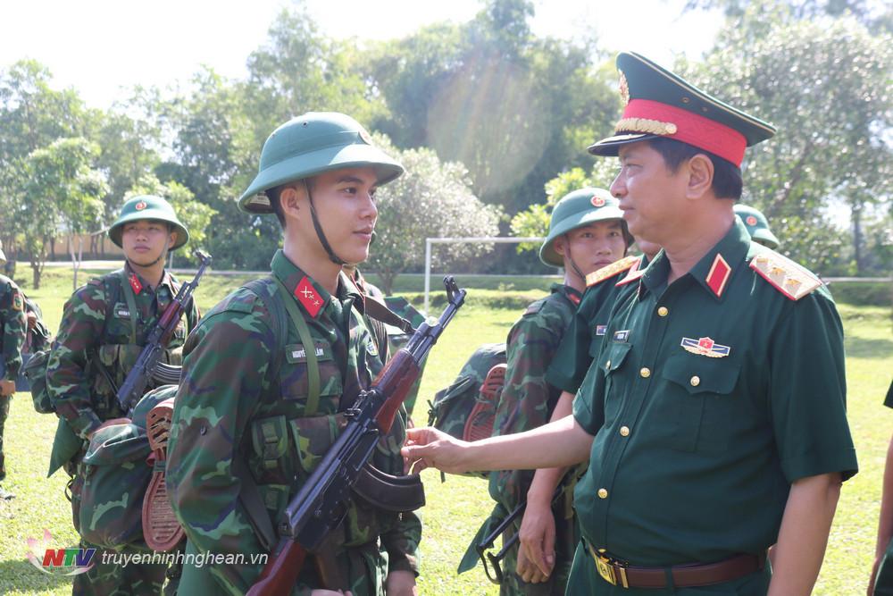Trung tướng Hà Thọ Bình, Tư lệnh Quân khu kiểm tra động viên cán bộ, chiến sỹ Tiểu đoàn 6, Trung đoàn 335, Sư đoàn 324.