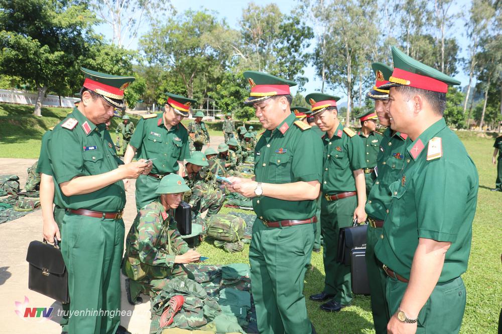Trung tướng Hà Thọ Bình, Tư lệnh Quân khu 4 kiểm tra quan tư trang lực lượng trực SSCĐ của Trung đoàn 335, Sư đoàn 324.