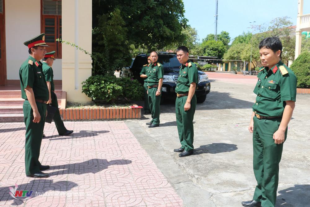 Trung tướng Hà Thọ Bình, Tư lệnh Quân khu kiểm tra tại Ban CHQS huyện Anh Sơn, Bộ CHQS tỉnh Nghệ An.