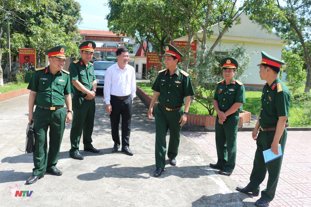 Trung tướng Hà Thọ Bình, Tư lệnh Quân khu kiểm tra tại Ban CHQS huyện Anh Sơn, Bộ CHQS tỉnh Nghệ An.