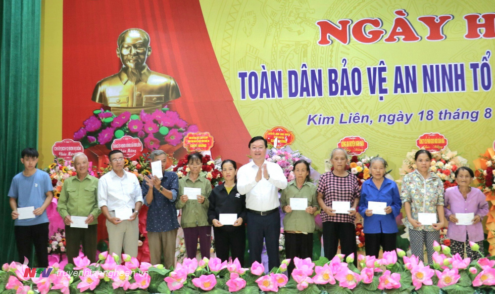 Chủ tịch UBND tỉnh Nguyễn Đức Trung trao quà cho các hộ gia đình khó khăn, người có công trên địa bàn xã Kim Liên. 