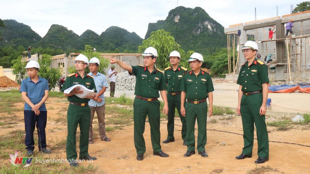 Đại tá Phan Đại Nghĩa, Ủy viên Ban Thường vụ Tỉnh ủy, Chỉ huy trưởng Bộ chỉ huy Quân sự tỉnh và đoàn công tác tiến hành kiểm tra tiến độ xây dựng Doanh trại Ban chỉ huy Quân sự huyện Con Cuông