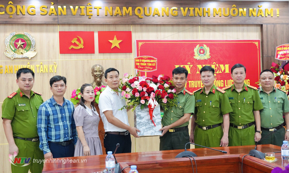 lãnh đạo thị trấn tặng hoa chúc mừng cán bộ chiến sỹ công an huyện Tân Kỳ.