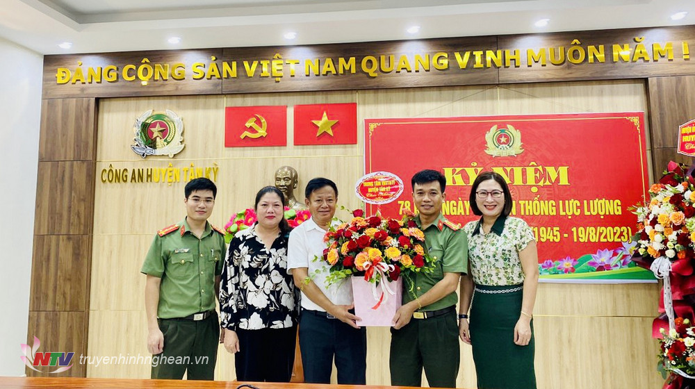 lãnh đạo Trung tâm VHTT - TT huyện tặng hoa chúc mừng cán bộ chiến sỹ Công an huyện Tân Kỳ.
