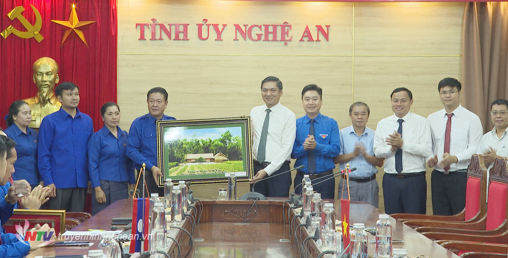 Phó Bí thư Tỉnh ủy Hoàng Nghĩa Hiếu tặng quà Đoàn đại biểu Đoàn Thanh niên nước bạn Lào