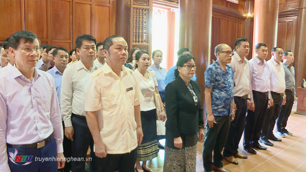 Đoàn đại biểu TAND  tối cao CHDCND Lào tưởng niệm Chủ tịch Hồ Chí Minh