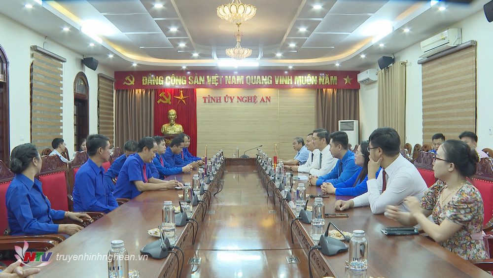 Đoàn đại biểu Đoàn Thanh niên nhân dân cách mạng Lào chào xã giao lãnh đạo tỉnh Nghệ An. 