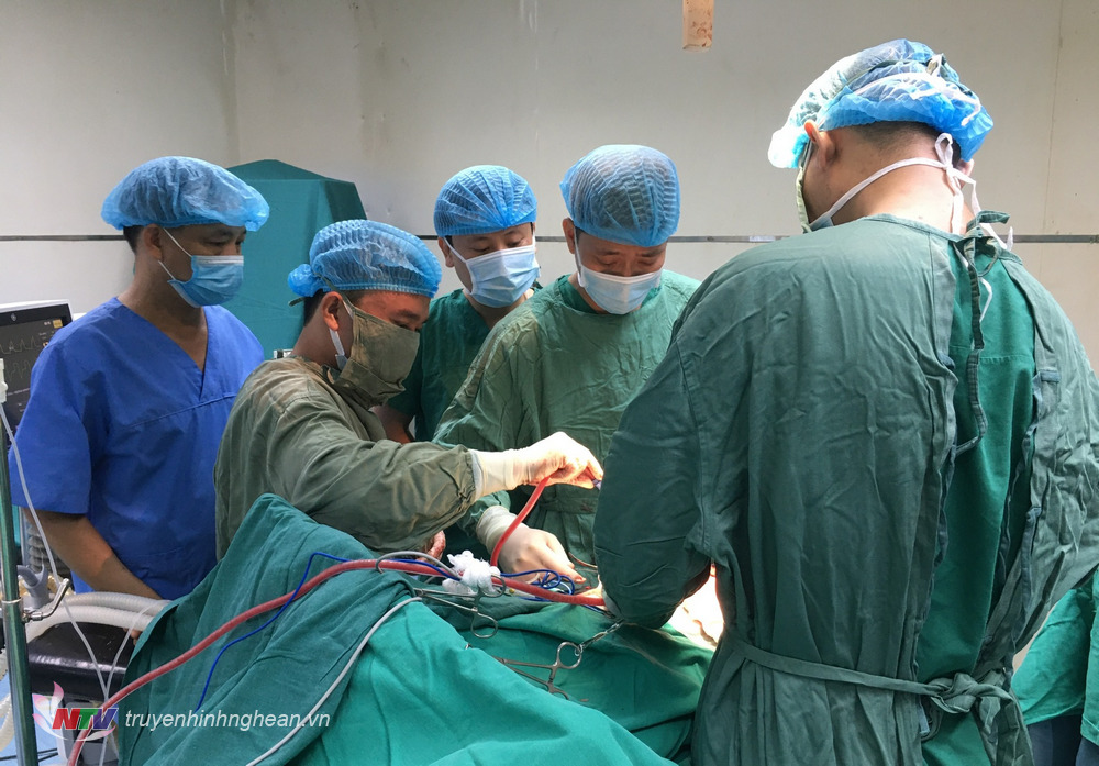 Các y bác sĩ Bệnh viện Quân y 4 đang tiến hành phẫu thuật cho bệnh nhân N.V.Đ.