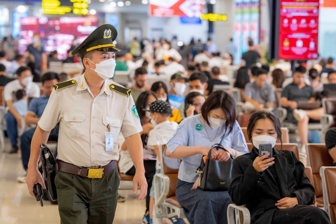 Một nhân viên An ninh hàng không Nội Bài đi tuần tra giám sát tại khu vực phòng chờ - Nhà ga hành khách T1.