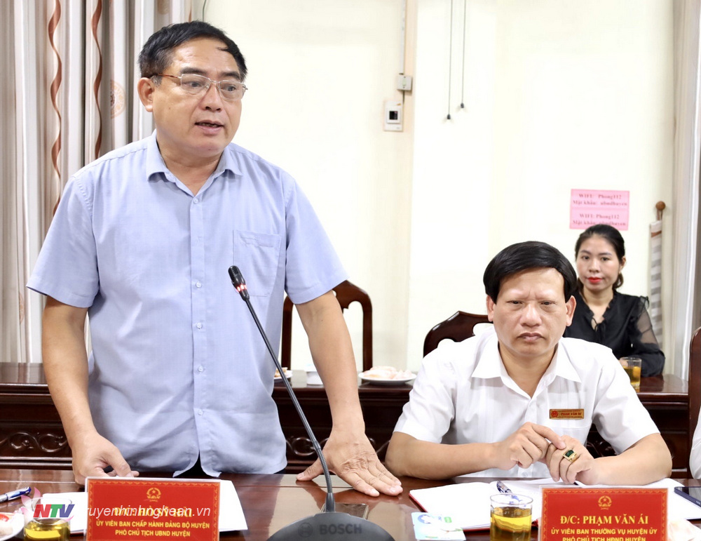 Đồng chí Hồ Sỹ Hải - Phó Chủ tịch UBND huyện nêu kiến nghị đề xuất của huyện.