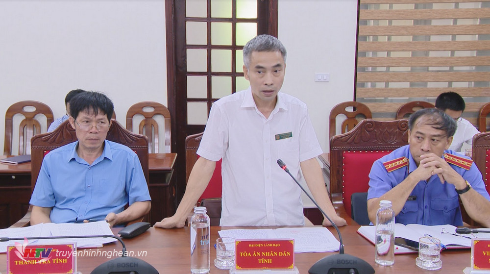 Đồng chí Lê Văn Quỳnh - Phó Chánh án Tòa án nhân dân tỉnh Nghệ An phát biểu tại giao ban.