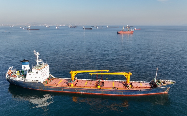 Tàu chở ngũ cốc của Ukraine đi qua eo biển Bosphorus ngoài khơi bờ biển Yenikapi ở Istanbul, Thổ Nhĩ Kỳ. (Ảnh: Reuters)