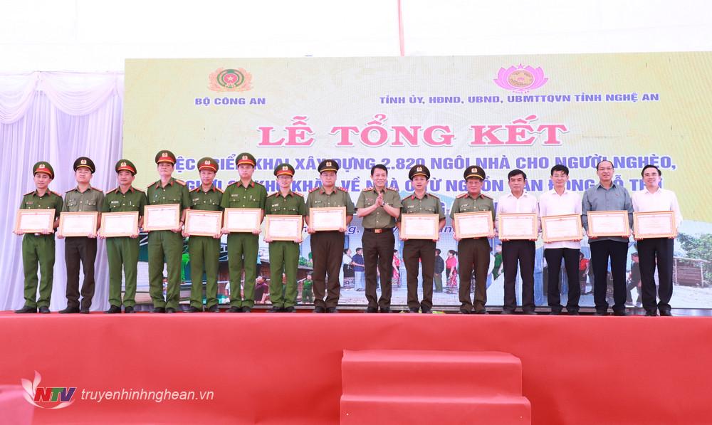 Thượng tướng Lương Tam Quang đã trao Bằng khen của Bộ trưởng Bộ Công an khen thưởng các tập thể, cá nhân có thành tích xuất sắc trong công tác xây dựng nhà cho người nghèo, người có khó khăn về nhà ở tại các huyện biên giới trên địa bàn tỉnh Nghệ An. 
