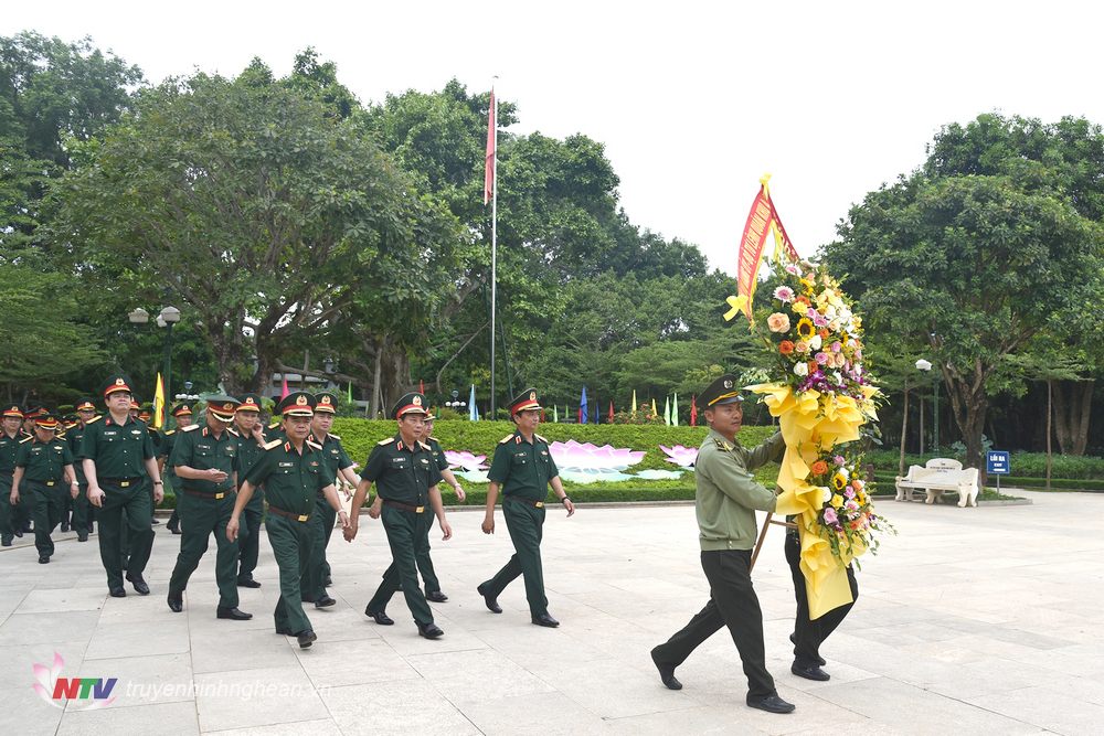 Đoàn công tác Thường vụ Đảng ủy, Thủ trưởng Bộ Tư lệnh và các cơ quan Quân khu 4 đến dâng hoa, dâng hương tưởng niệm Chủ tịch Hồ Chí Minh.