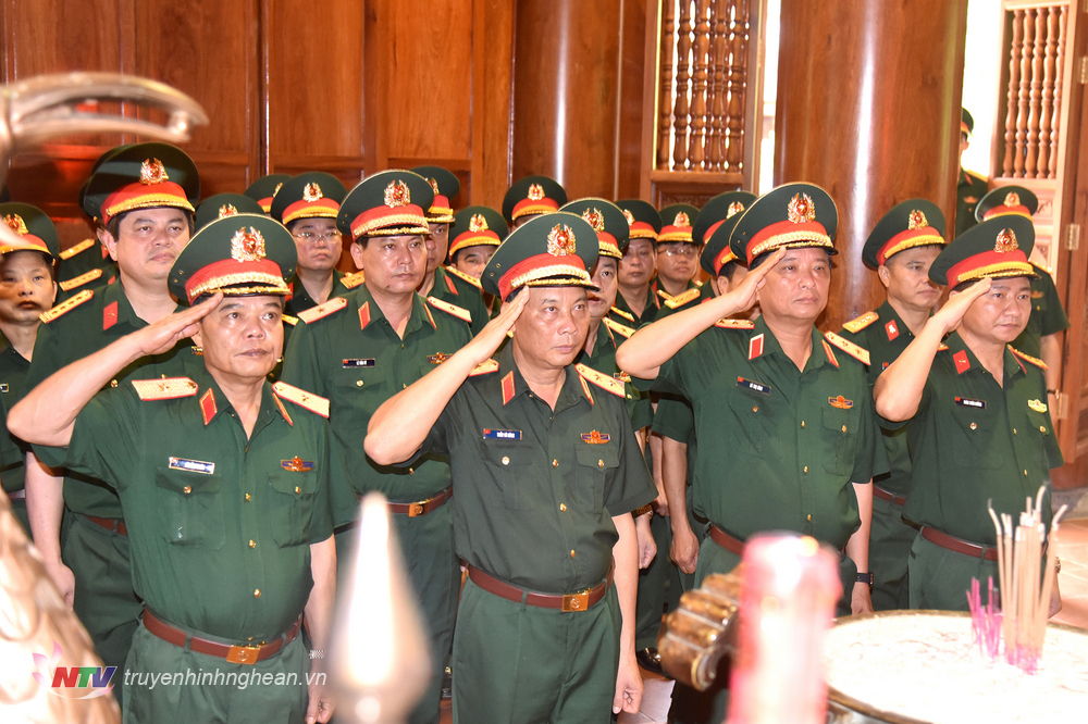 Thủ trưởng Bộ Tư lệnh và các cơ quan Quân khu tưởng niệm Chủ tịch Hồ Chí Minh.