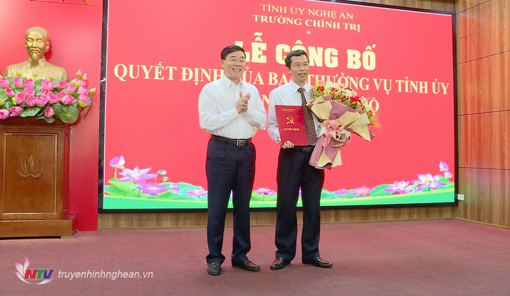 Phó Bí thư Thường trực Tỉnh uỷ Nguyễn Văn Thông trao Quyết định và tặng hoa chúc mừng tân Hiệu trưởng Trường Chính trị tỉnh.