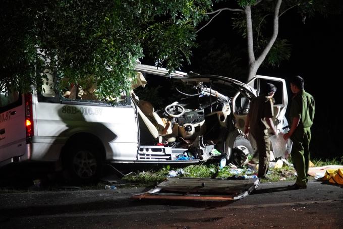 Một xe khách 16 chỗ bị tai nạn ở Bình Thuận xảy ra ban đêm tháng 7/2020 làm 8 người chết, 7 người bị thương. 