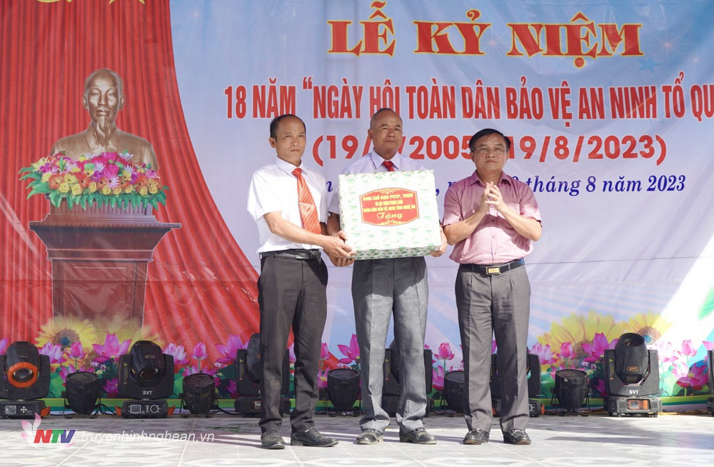 Trưởng Ban Dân vận Tỉnh ủy Ngọc Kim Nam tặng quà xã Nghĩa Hoàn tại ngày hội.