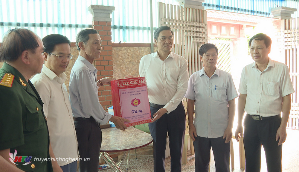 Đồng chí Phó Bí thư Tỉnh ủy Hoàng Nghĩa Hiếu tặng quà gia đình ông Phạm Ngọc Hậu.