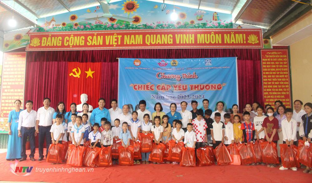 Ban tổ chức trao tặng 250 suất quà gồm: vở, đồ dùng học tập,... cho 250 học sinh đến từ các trường Mầm non, Tiểu học và THCS của xã Thạch Ngàn, huyện Con Cuông.