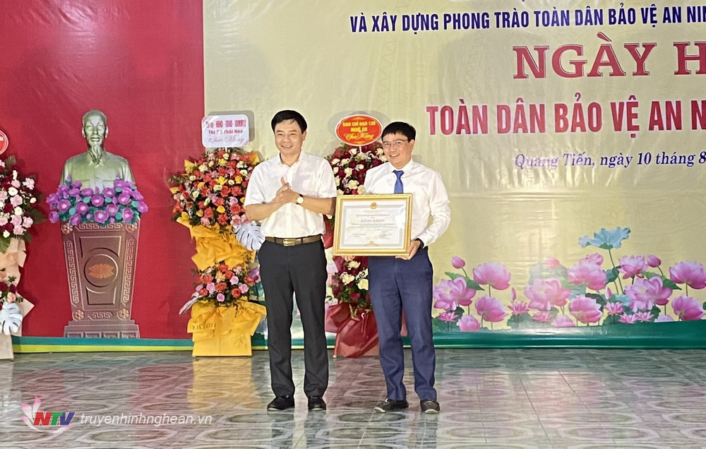 Trưởng ban Nội chính Tỉnh uỷ Hồ Lê Ngọc trao bằng khen của Chủ tịch UBND tỉnh cho phường Quang Tiến.
