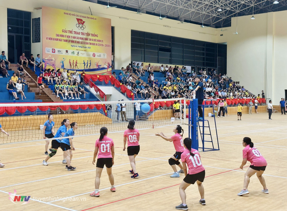 Trận đấu trong khuôn khổ vòng loại Bóng chuyền hơi nữ giữa 2 đội bóng Đài PT-TH Nghệ An và Cục THADS tỉnh