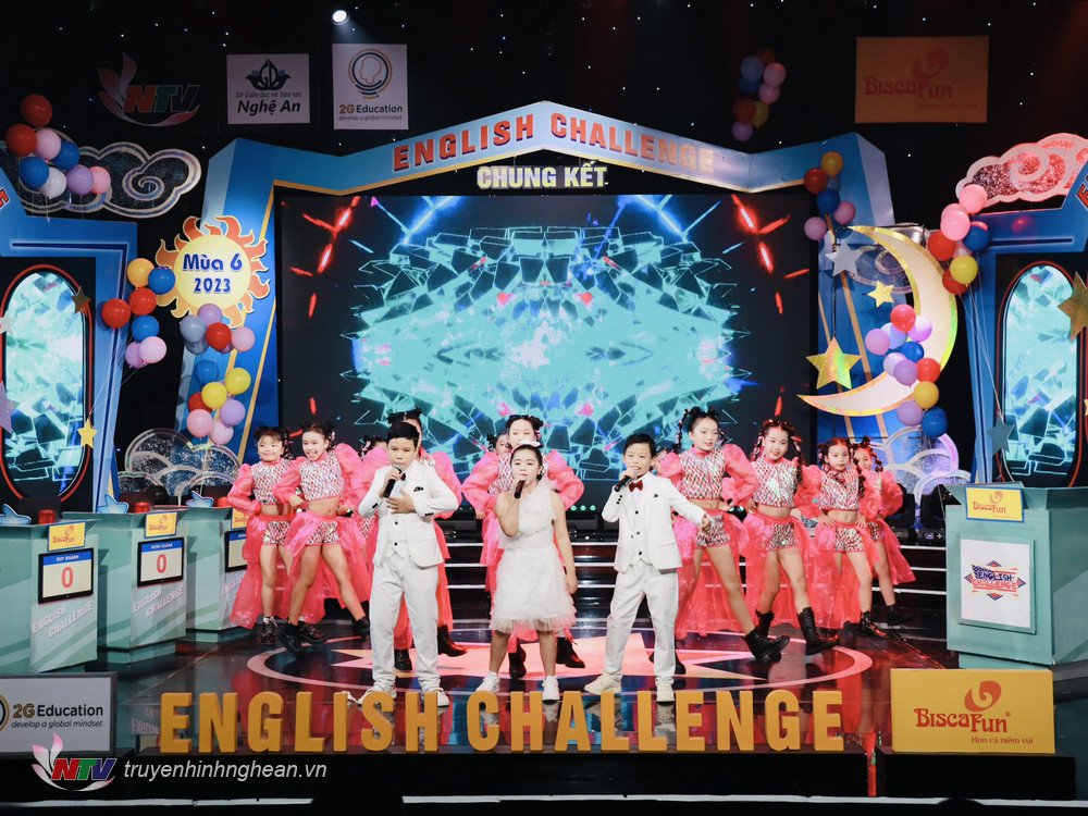 Tiết mục văn nghệ đặc sắc mở màn đêm thi chung kết sân chơi tiếng Anh English Challenge mùa 6.