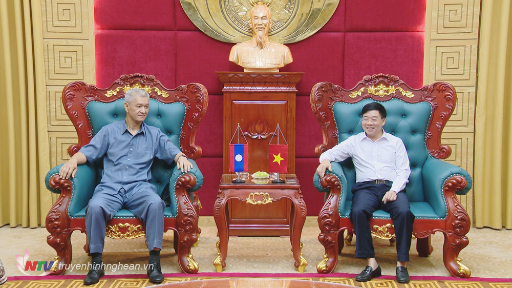 Đồng chí A-nu-phạp Tu-na-lôm, Bí thư Trung ương Đảng Nhân dân Cách mạng Lào, Bí thư Thành ủy, Thủ đô Viêng Chăn phát biểu tại buổi làm việc.