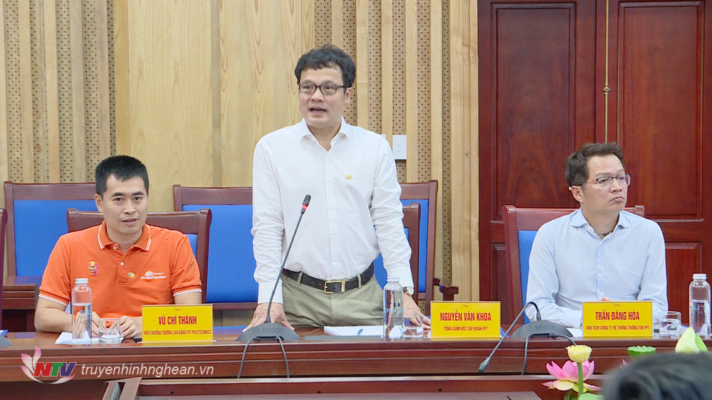 Tổng Giám đốc Tập đoàn FPT Nguyễn Văn Khoa phát biểu tại buổi làm việc. 