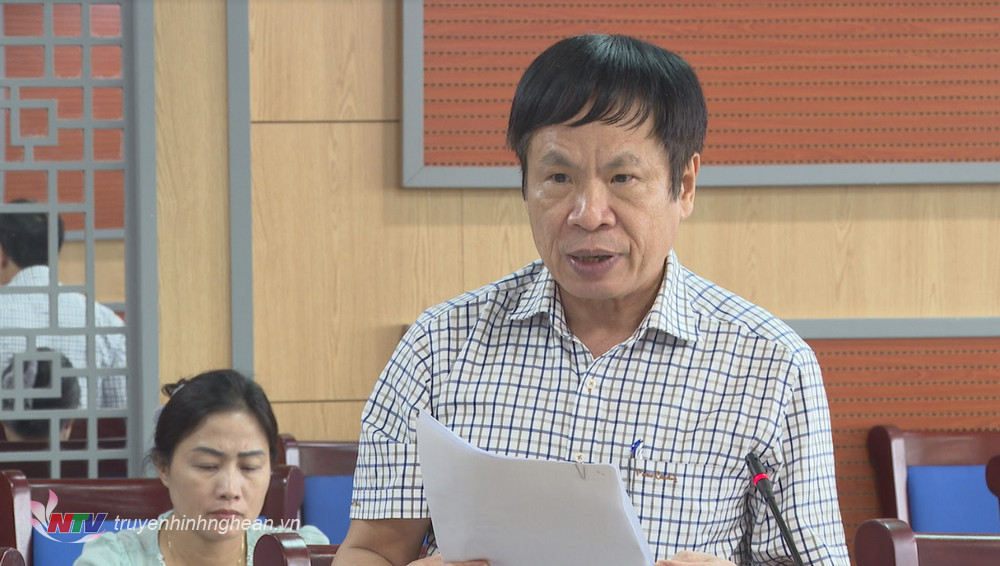 Phó Giám đốc Sở Tài nguyên và Môi trường Thái Văn Nông trình bày các dự thảo Nghị quyết.