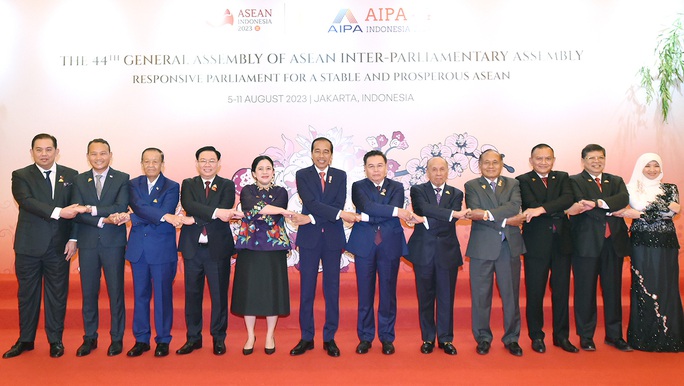 Chủ tịch Quốc hội Vương Đình Huệ và Tổng thống Indonesia Joko Widodo, Chủ tịch Hạ viện Indonesia, Chủ tịch AIPA 2023 Puan Maharani cùng đại biểu chụp ảnh lưu niệm. Ảnh: TTXVN