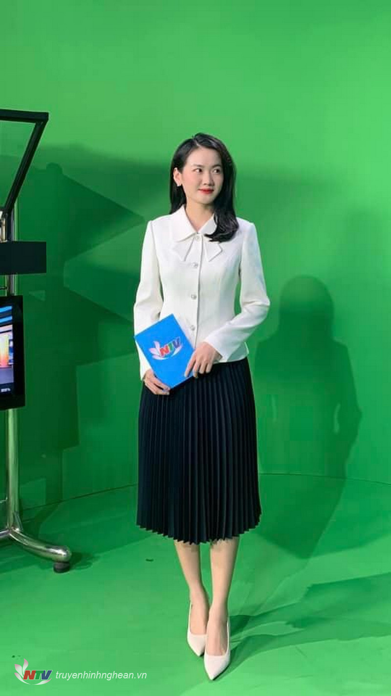MC Thùy Trang trước giờ lên hình.
