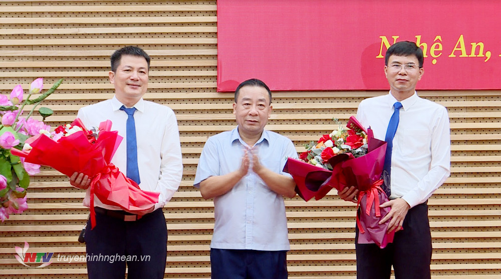 Phó Chủ tịch UBND tỉnh Nguyễn Văn Đệ tặng hoa chúc mừng 2 tân Phó Giám đốc Sở.