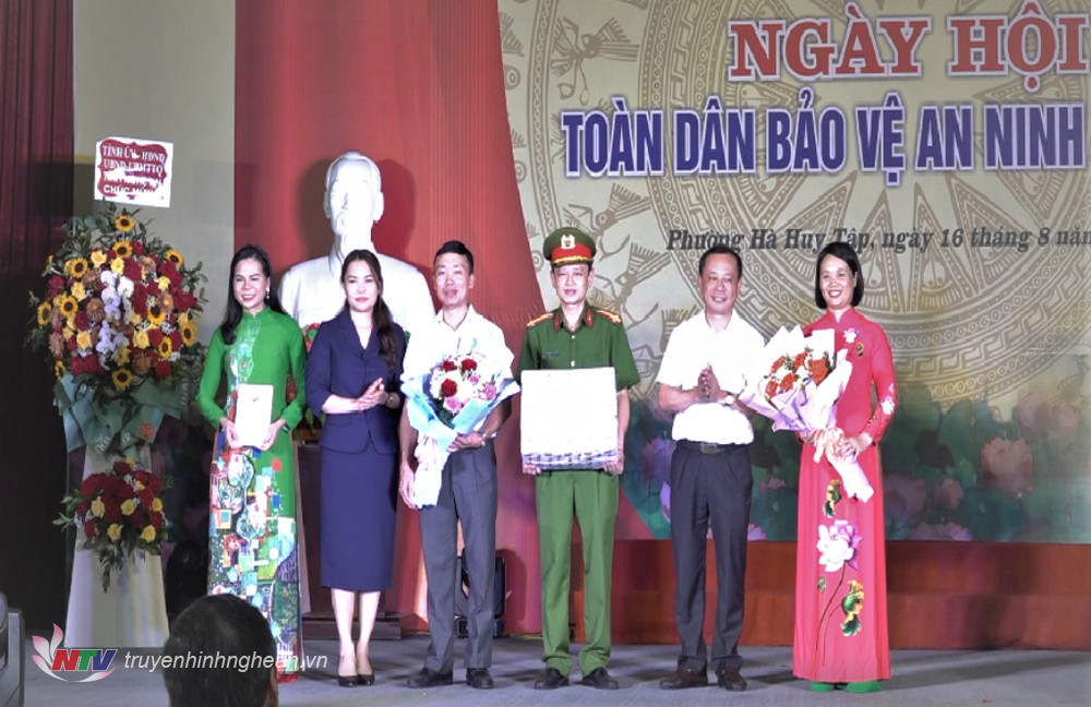 Bí thư Thành ủy Vinh Phan Đức Đồng và Ban chỉ đạo toàn dân BVANTQ thành phố trao tặng quà cho cán bộ, nhân dân phường Hà Huy Tập