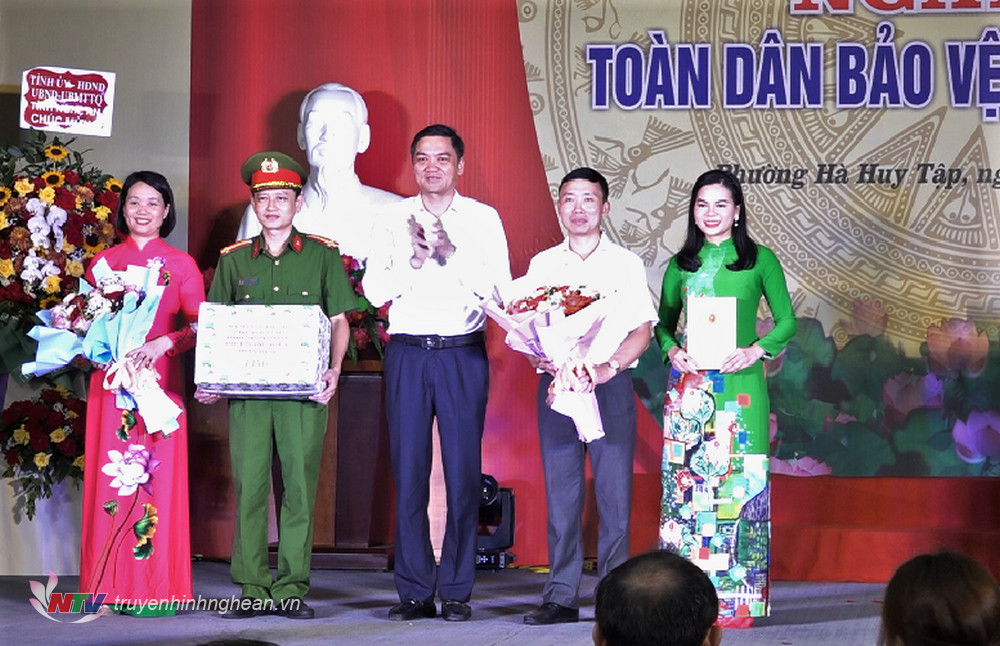 Phó Bí thư Tỉnh ủy Hoàng Nghĩa Hiếu trao tặng quà cho cán bộ, nhân dân phường Hà Huy Tập