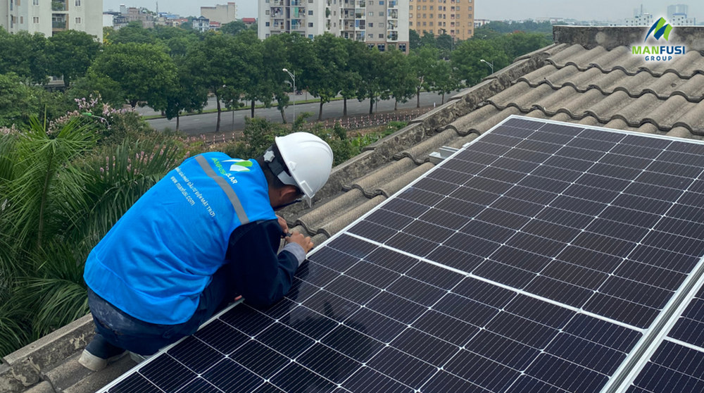 (Đội ngũ Manfusi Solar lắp đặt điện mặt trời cho gia đình tại Long Biên - Hà Nội)