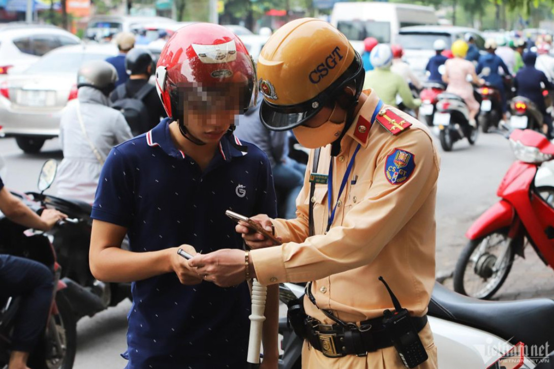 Việc trừ điểm giấy phép lái xe sẽ được thực hiện hoàn toàn trên môi trường mạng. Ảnh: Đình Hiếu