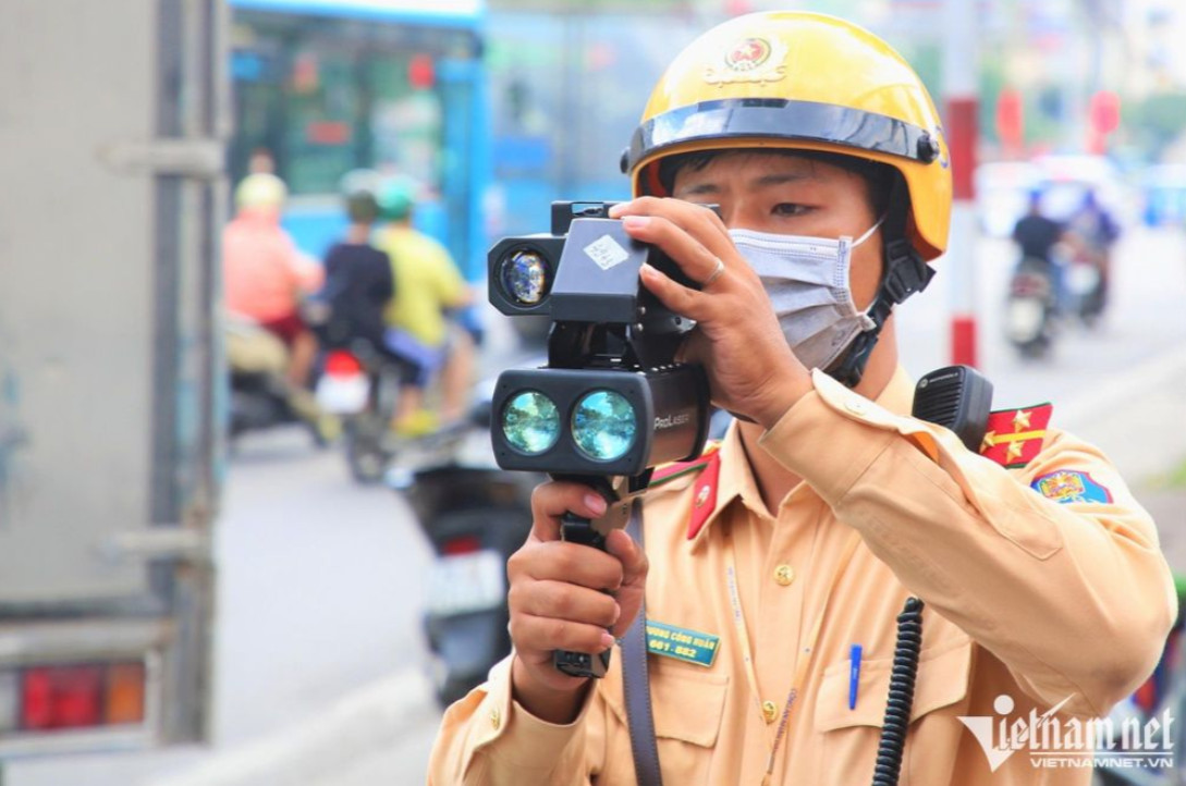 Điều khiển xe chạy quá tốc độ trên 35km/h sẽ bị trừ 12 điểm trên giấy phép lái xe. Ảnh: Đình Hiếu