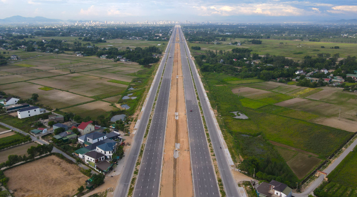 Đường đi qua 7 phường và xã của TP Vinh, huyện Nghi Lộc và thị xã Cửa Lò. Không gian đô thị sẽ được chia thành 5 phân khu chức năng riêng như thương mại, đào tạo, không gian xanh, du lịch, giải trí... Trong ảnh là điểm đầu đại lộ Vinh - Cửa Lò ở xã Nghi Phú, TP Vinh và phối cảnh công trình khi hoàn thành.